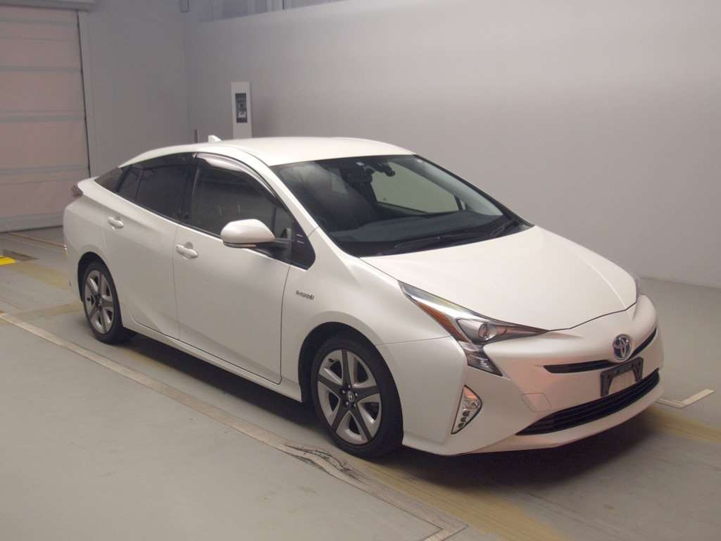 2016 Toyota Prius ZVW50[2]