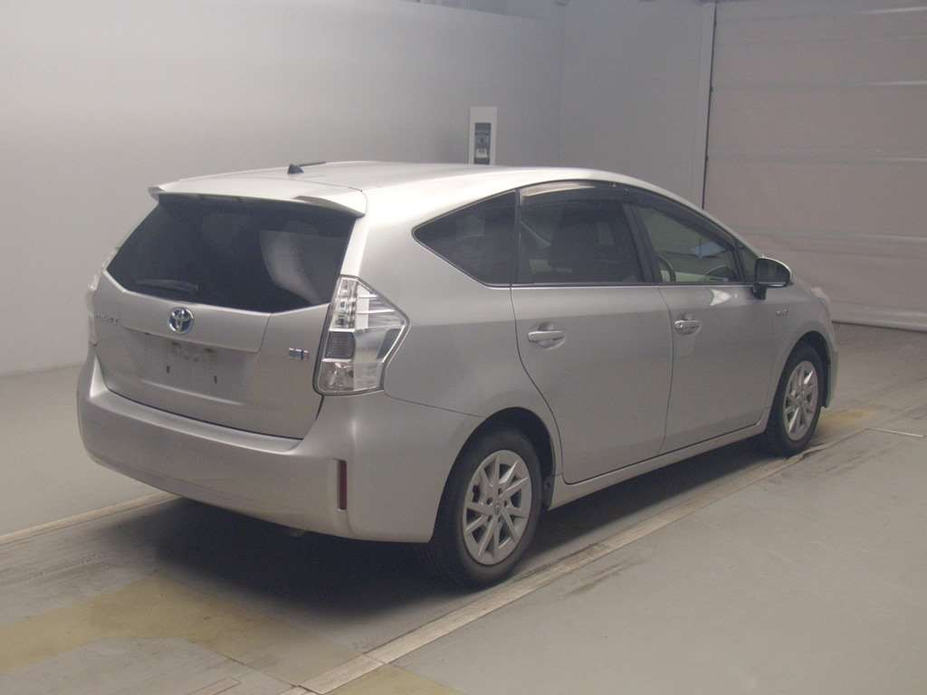 2012 Toyota Prius alpha ZVW40W[1]