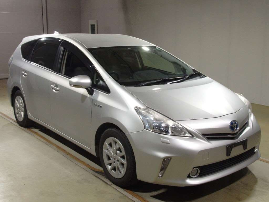 2012 Toyota Prius alpha ZVW41W[2]