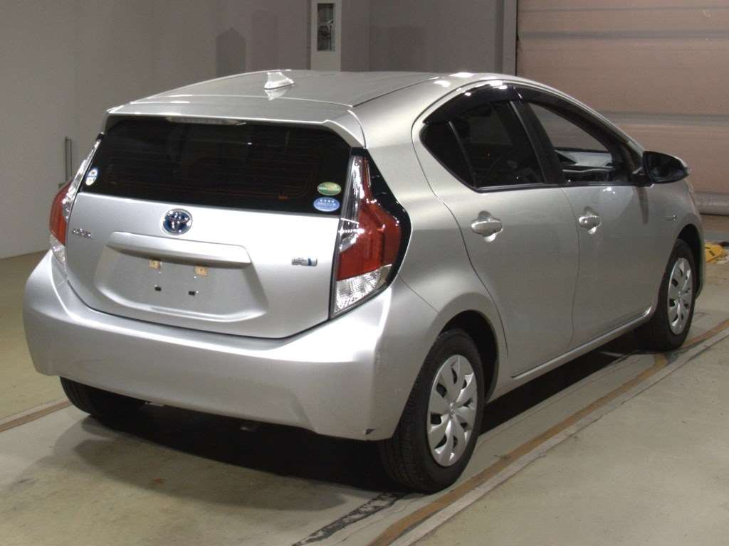 2015 Toyota Aqua NHP10[1]