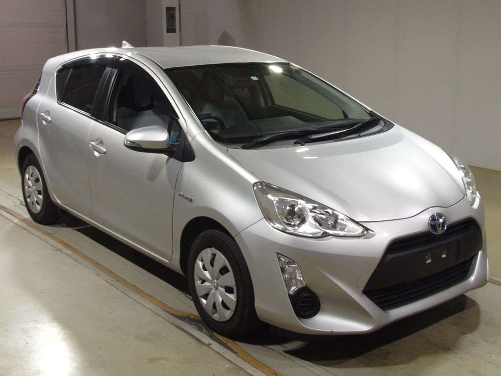 2015 Toyota Aqua NHP10[2]