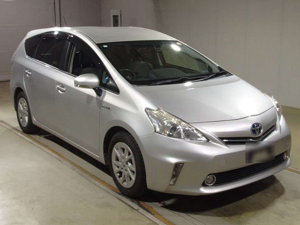 2014 Toyota Prius alpha ZVW41W[2]