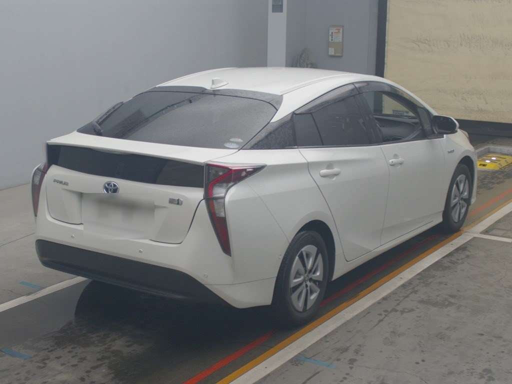 2016 Toyota Prius ZVW51[1]