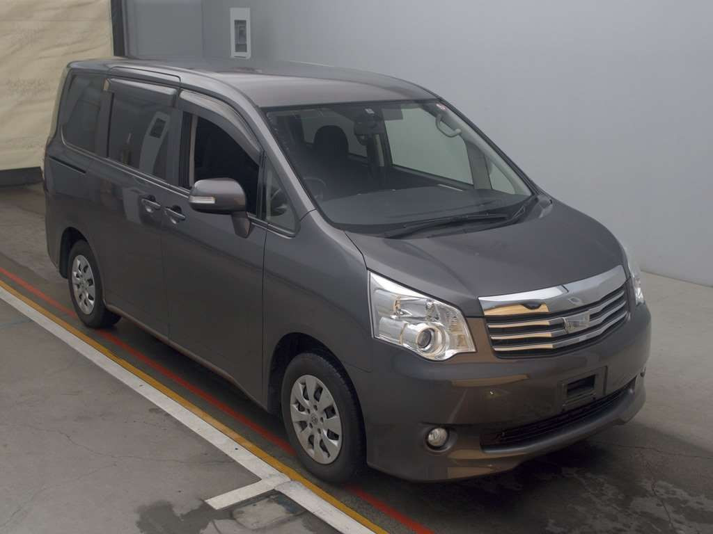 2013 Toyota Noah ZRR70G[2]