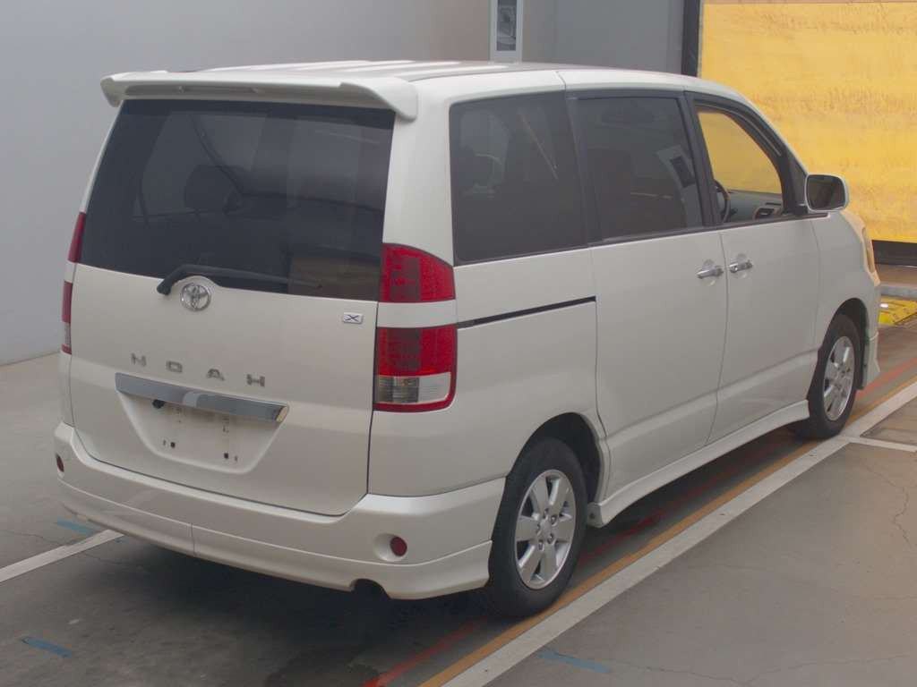 2005 Toyota Noah AZR60G[1]