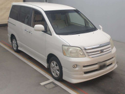 2005 Toyota Noah