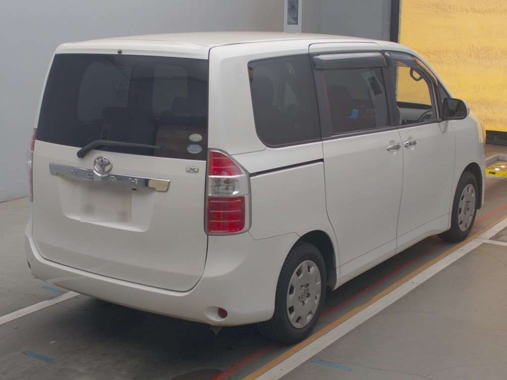 2010 Toyota Noah ZRR70G[1]