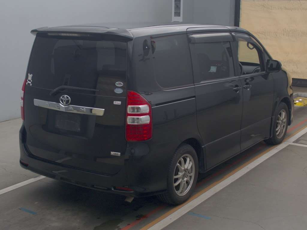 2010 Toyota Noah ZRR70W[1]