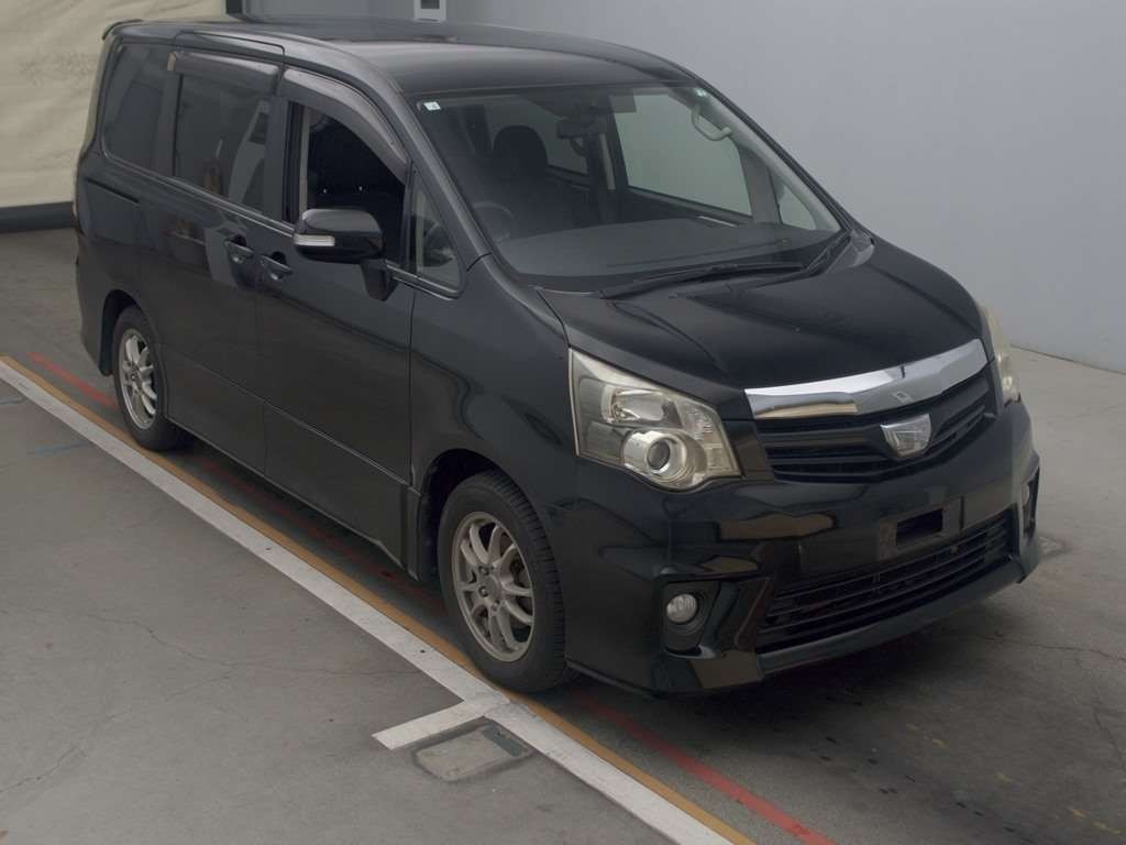 2010 Toyota Noah ZRR70W[2]