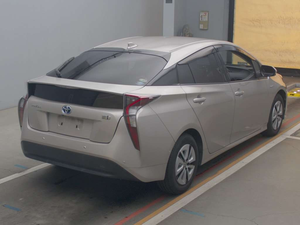 2016 Toyota Prius ZVW51[1]