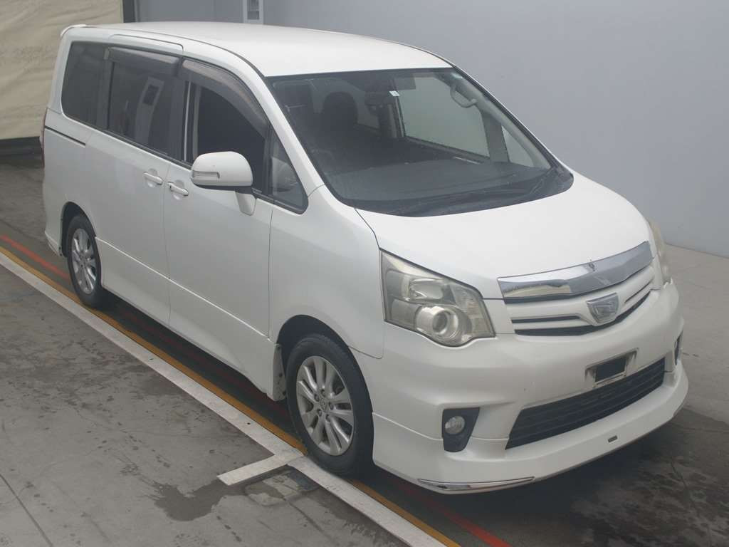 2010 Toyota Noah ZRR70W[2]