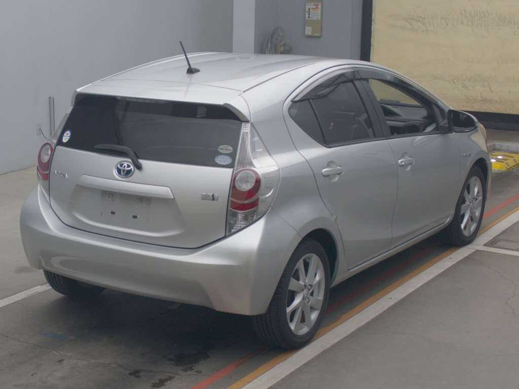 2012 Toyota Aqua NHP10[1]