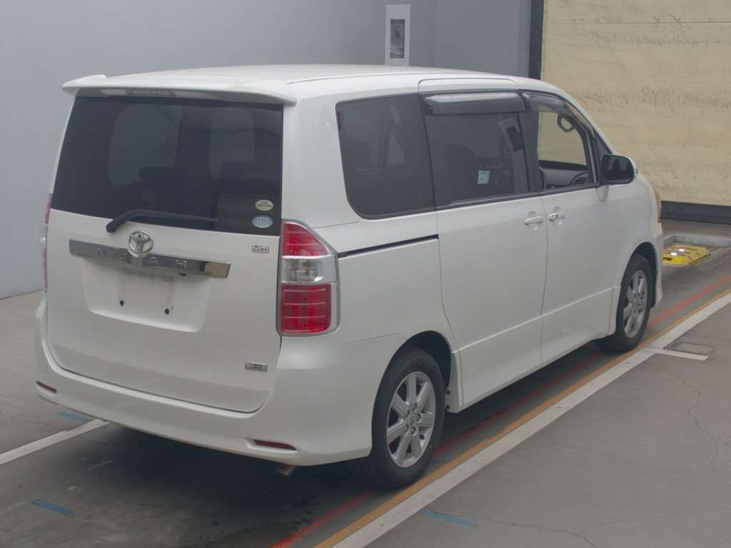 2008 Toyota Noah ZRR70W[1]