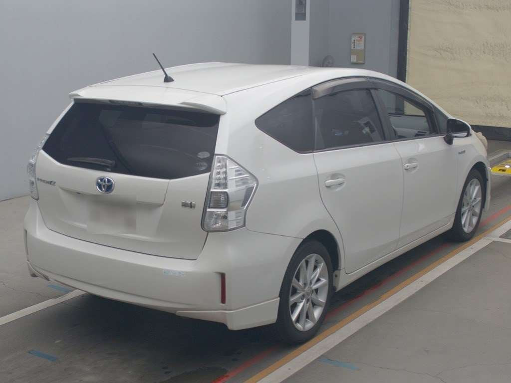 2011 Toyota Prius alpha ZVW41W[1]