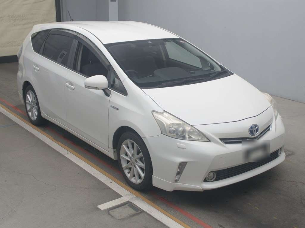 2011 Toyota Prius alpha ZVW41W[2]