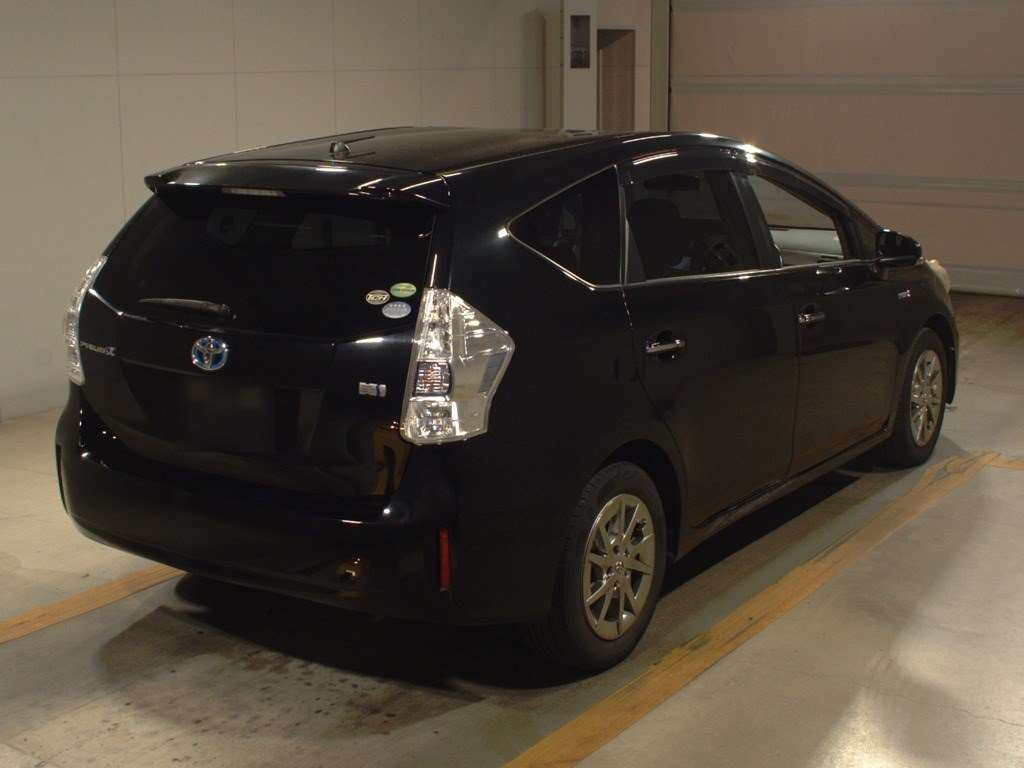 2014 Toyota Prius alpha ZVW40W[1]