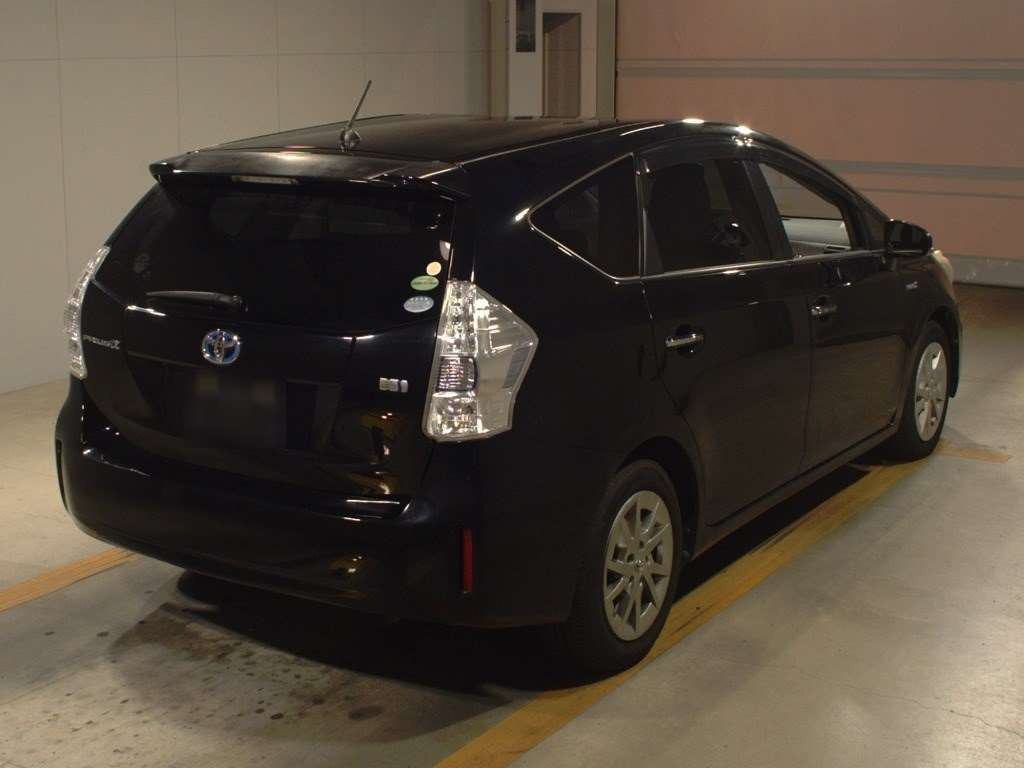 2013 Toyota Prius alpha ZVW40W[1]