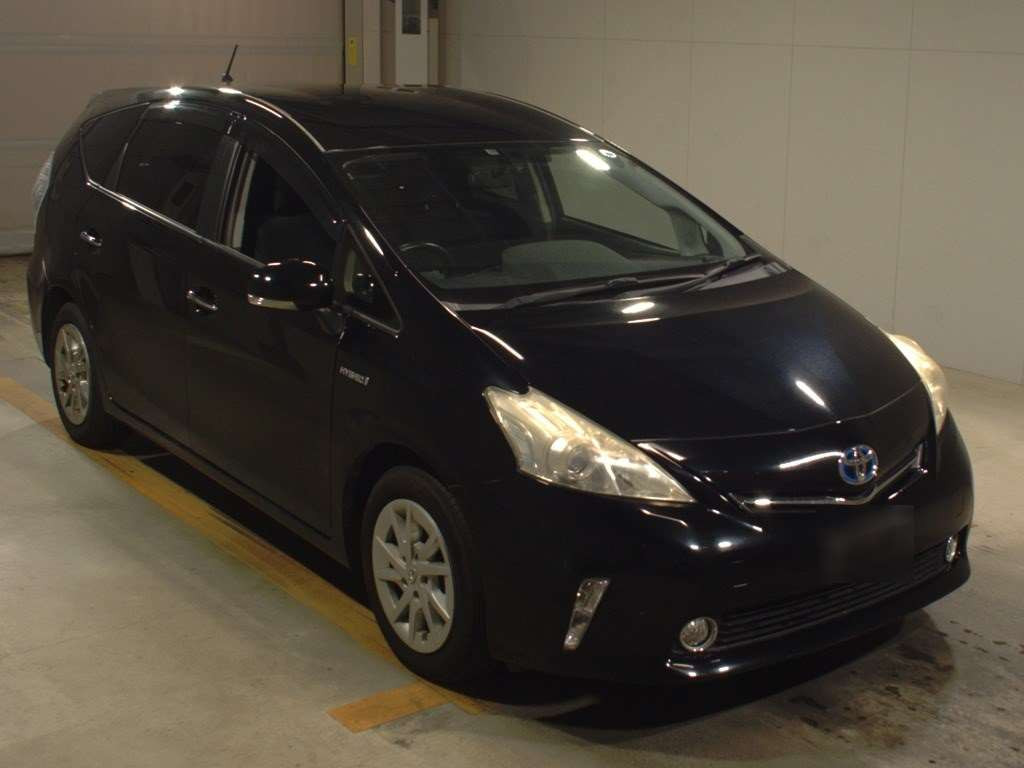 2013 Toyota Prius alpha ZVW40W[2]