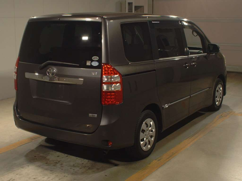 2010 Toyota Noah ZRR70G[1]