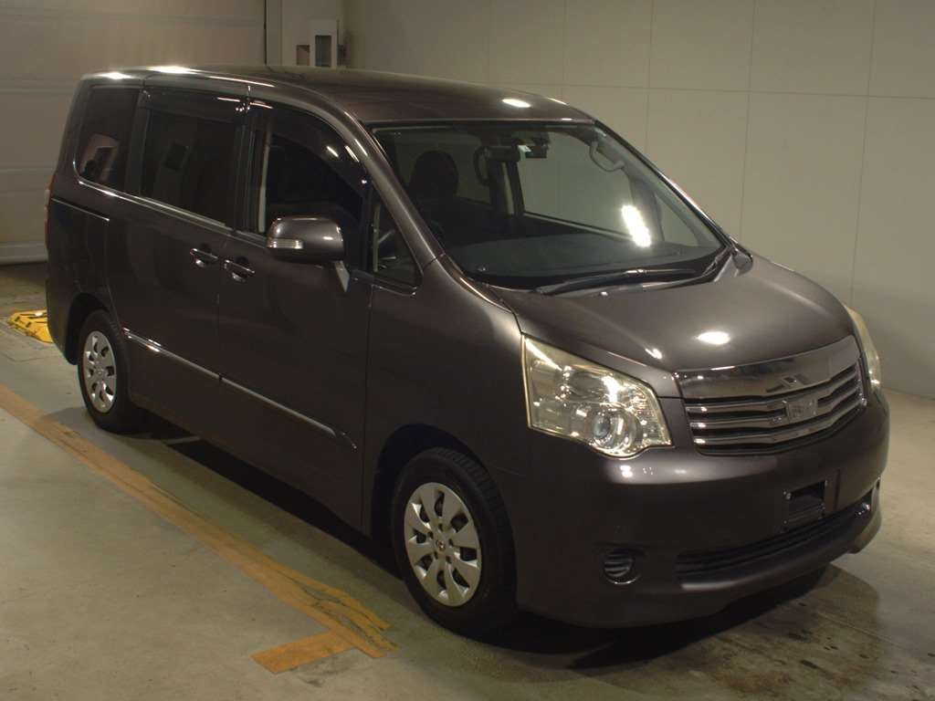 2010 Toyota Noah ZRR70G[2]