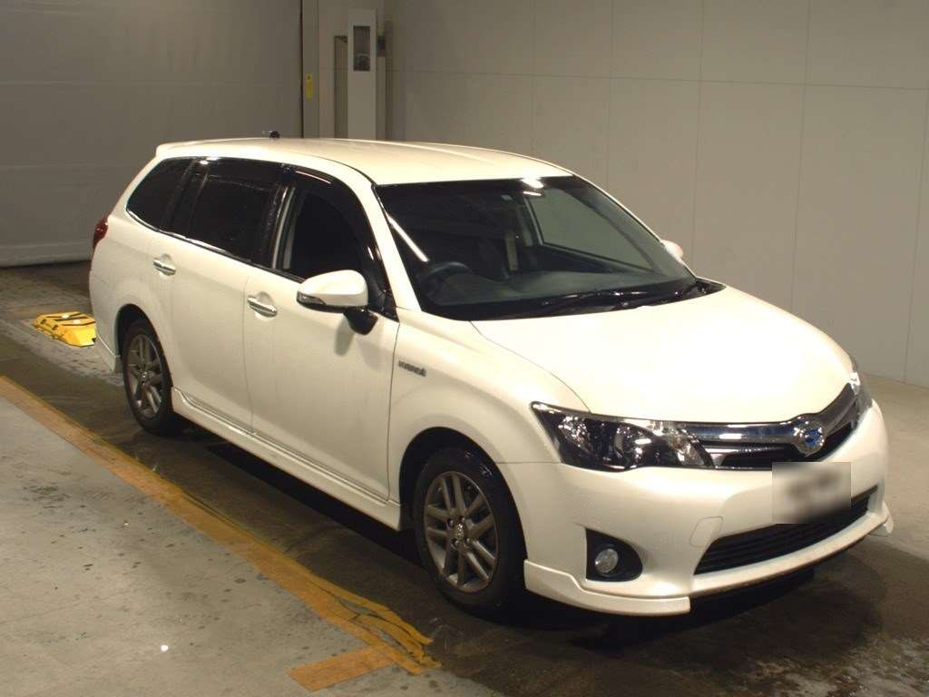 2015 Toyota Corolla Fielder NKE165G[2]