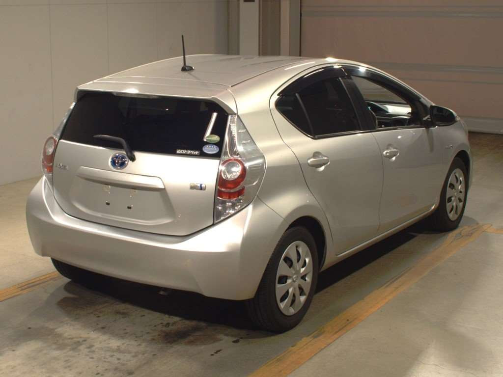 2013 Toyota Aqua NHP10[1]