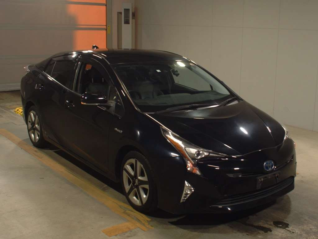 2016 Toyota Prius ZVW51[2]