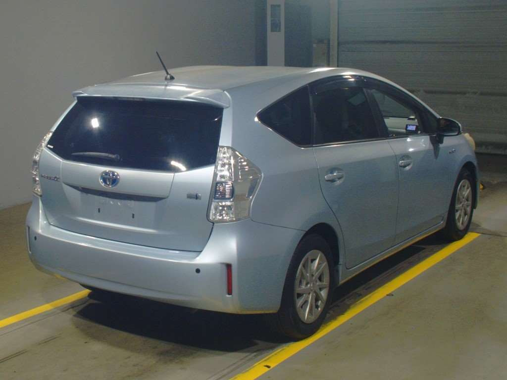 2011 Toyota Prius alpha ZVW41W[1]