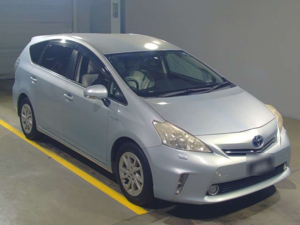 2011 Toyota Prius alpha ZVW41W[2]