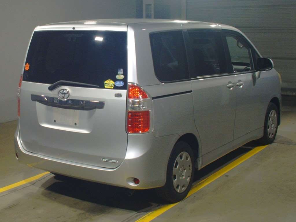 2007 Toyota Noah ZRR70G[1]