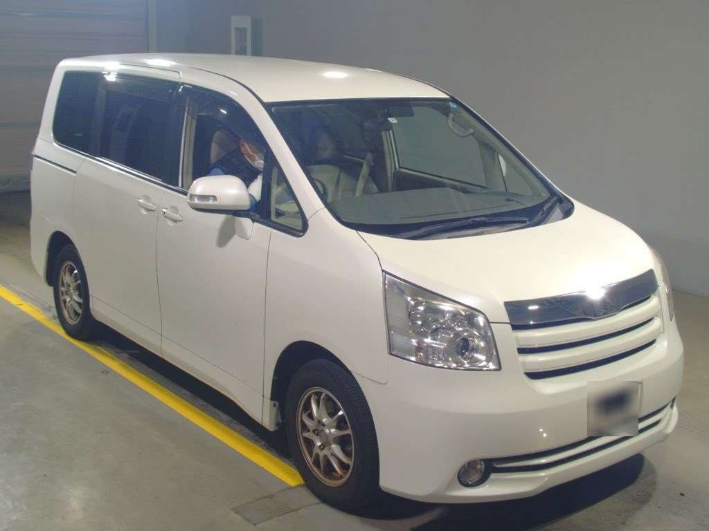 2007 Toyota Noah ZRR70G[2]