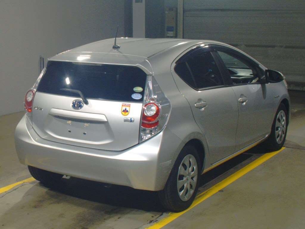 2013 Toyota Aqua NHP10[1]