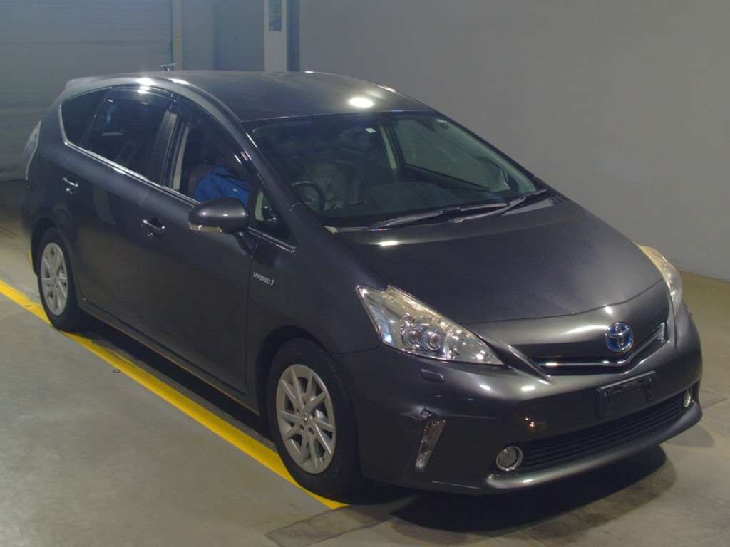 2012 Toyota Prius alpha ZVW40W[2]