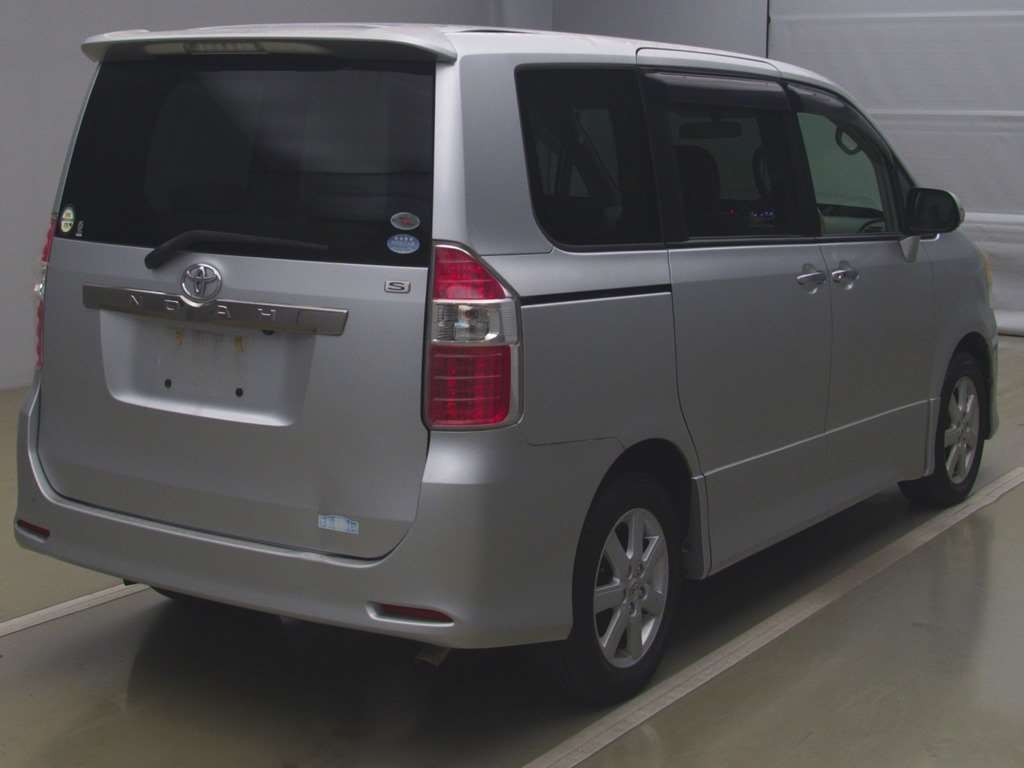 2009 Toyota Noah ZRR70W[1]