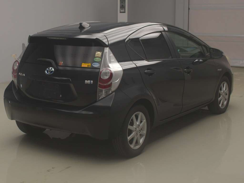 2013 Toyota Aqua NHP10[1]