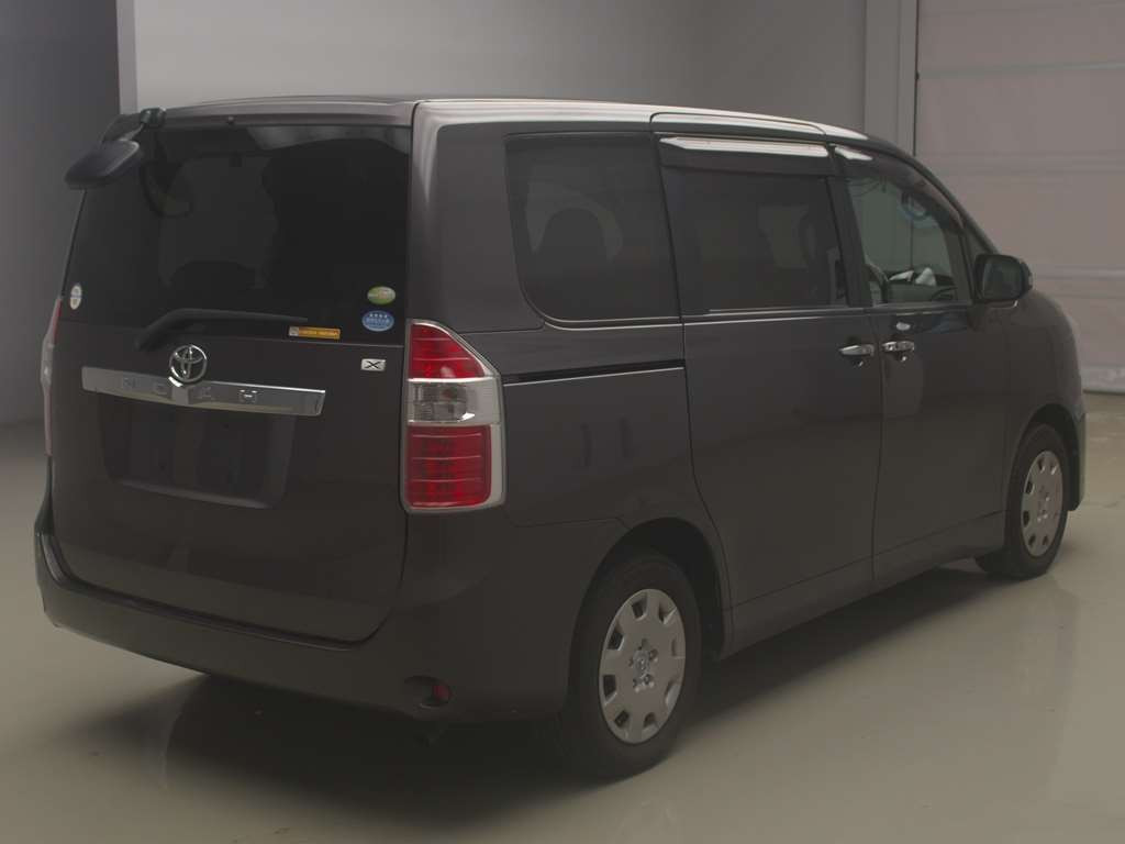 2010 Toyota Noah ZRR70G[1]