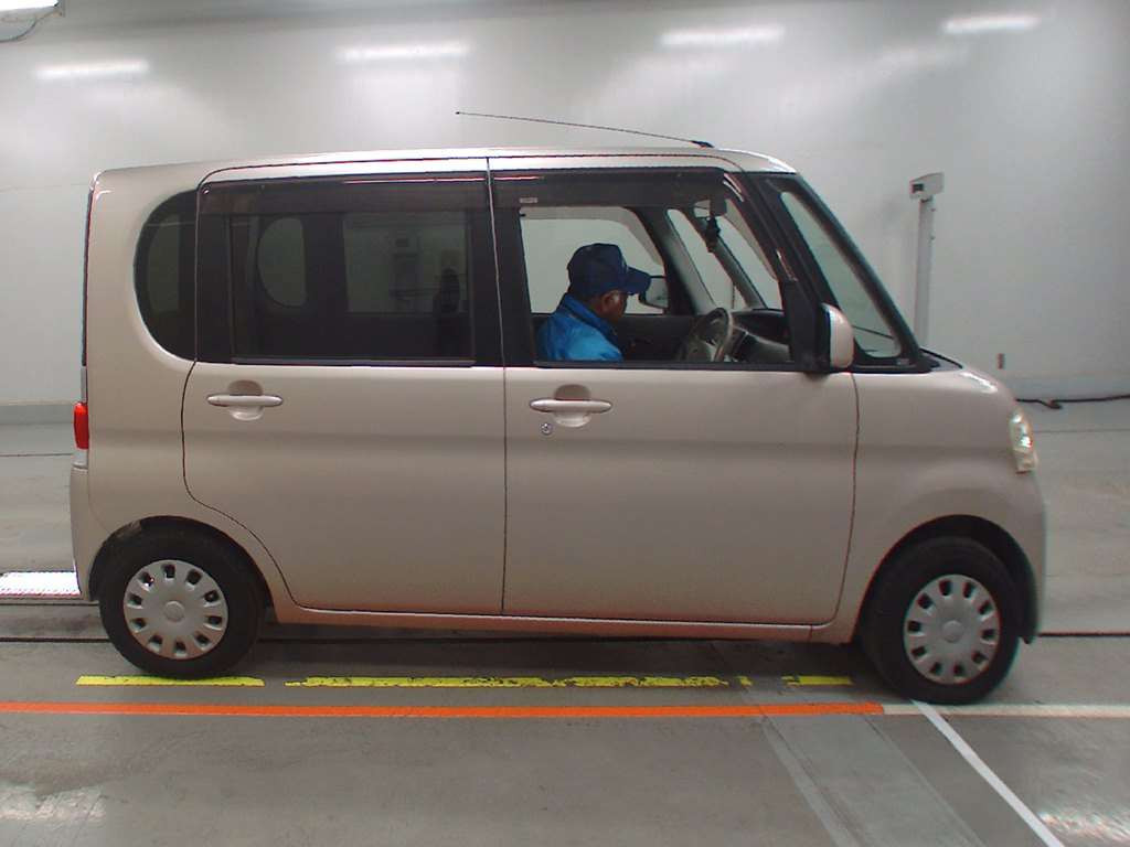 2010 Daihatsu Tanto L375S[2]