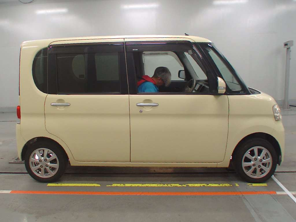 2010 Daihatsu Tanto L375S[2]