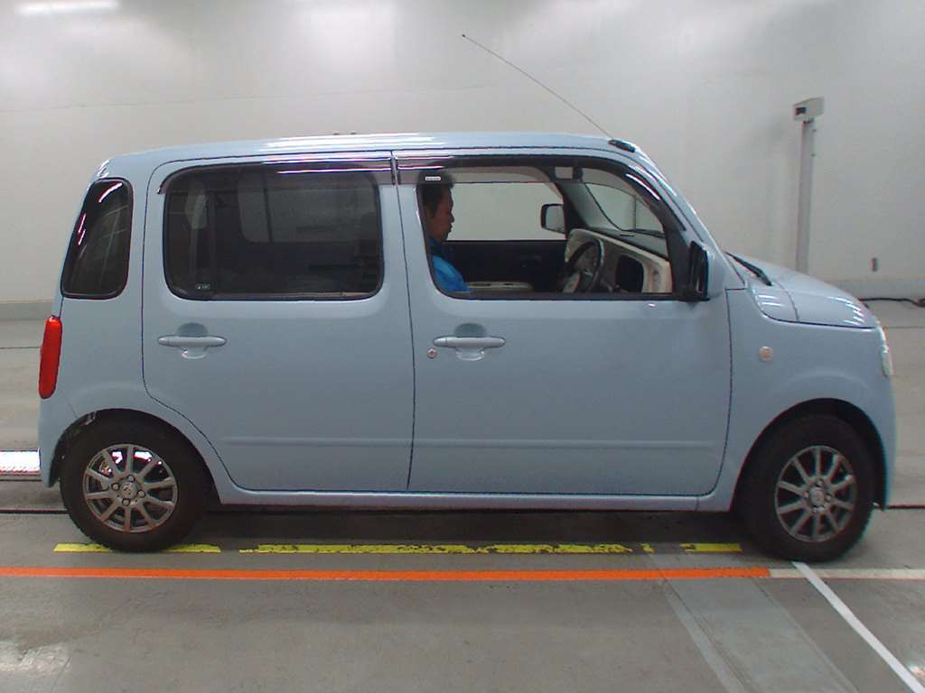 2010 Daihatsu Mira Cocoa L675S[2]