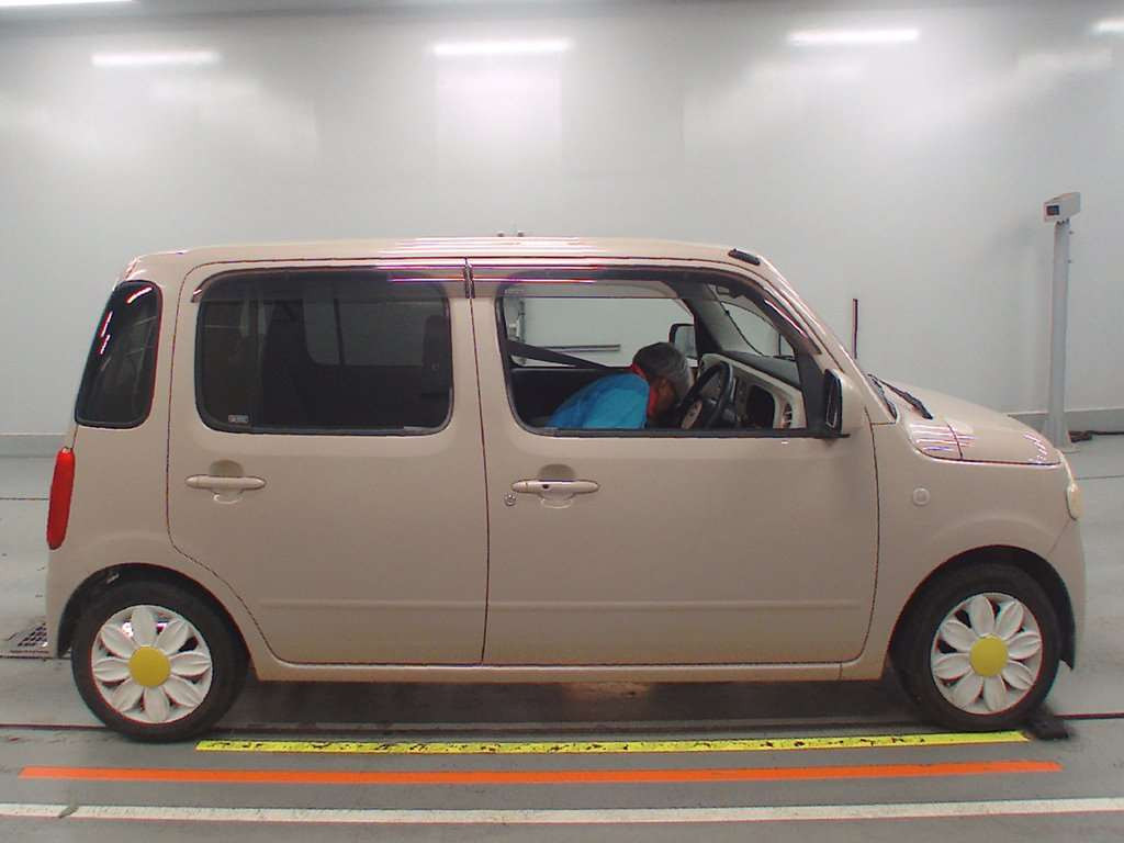 2009 Daihatsu Mira Cocoa L675S[2]