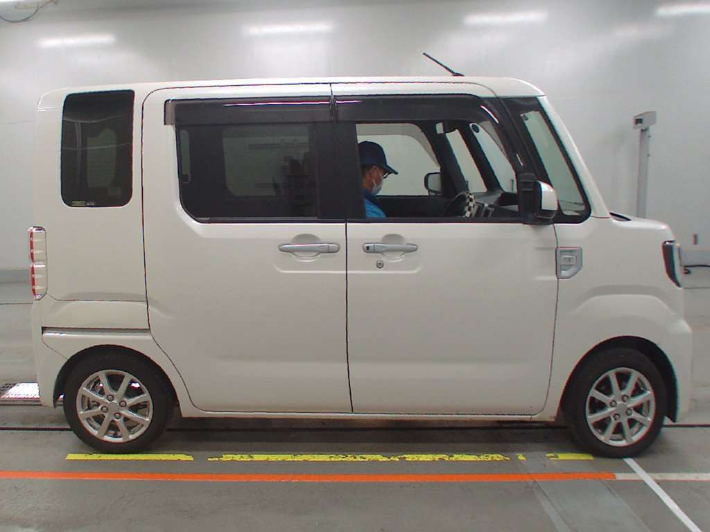 2015 Daihatsu Wake LA700S[2]