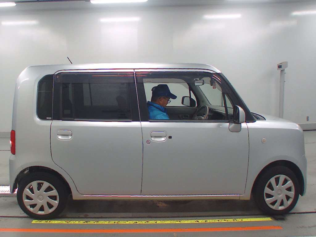 2011 Toyota Pixis Space L575A[2]