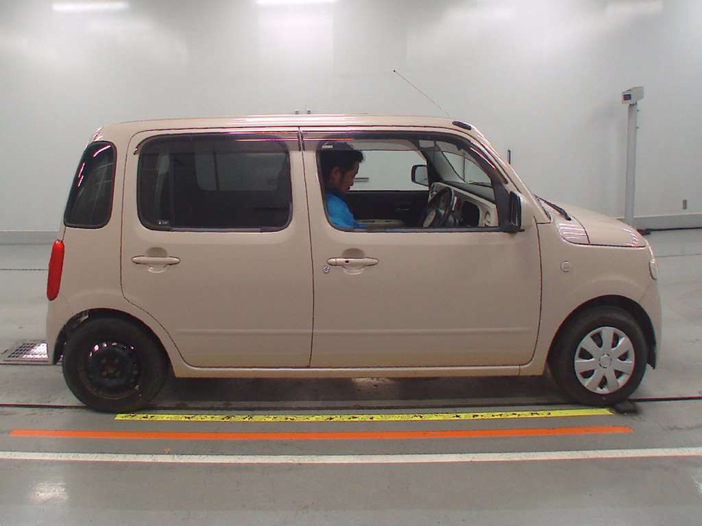 2010 Daihatsu Mira Cocoa L675S[2]