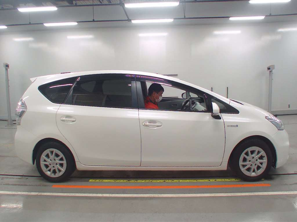 2012 Toyota Prius alpha ZVW41W[2]