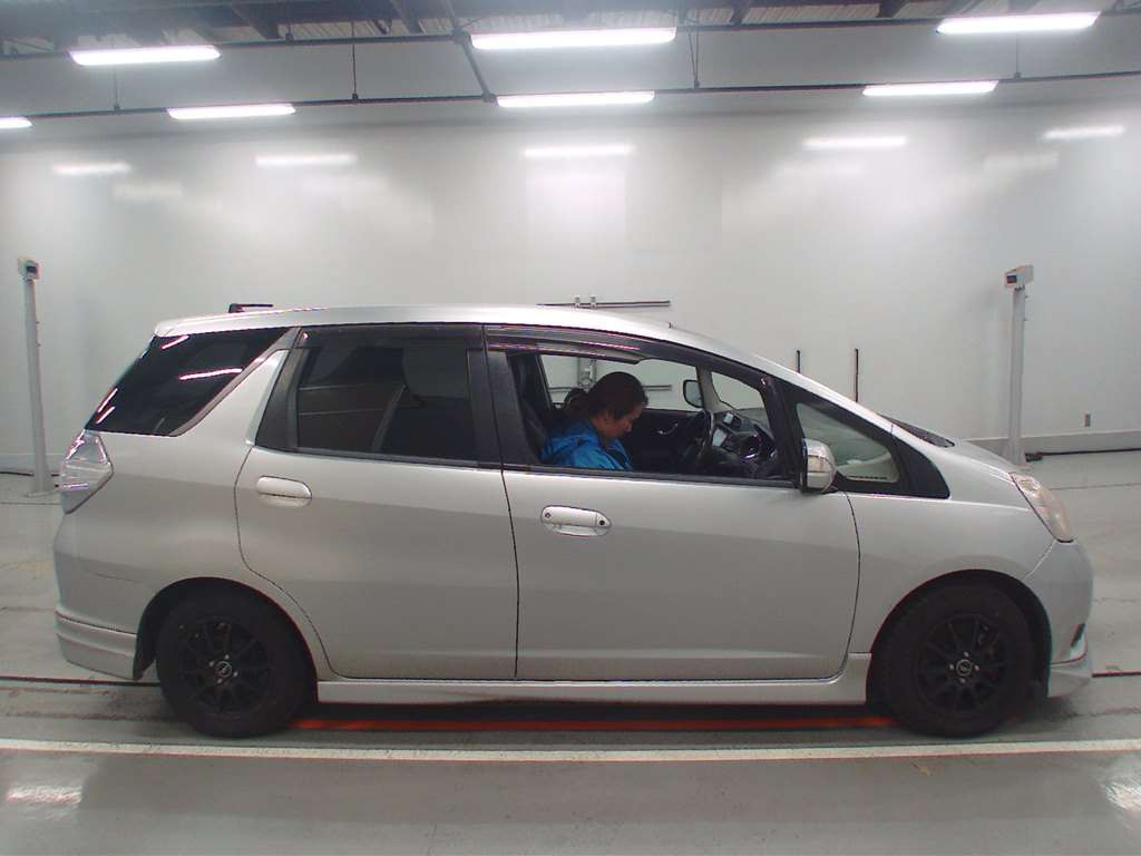 2011 Honda Fit Shuttle Hybrid GP2[2]