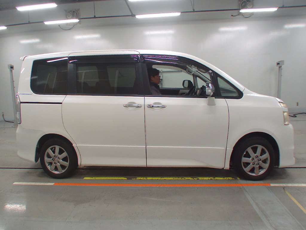 2010 Toyota Voxy ZRR70W[2]