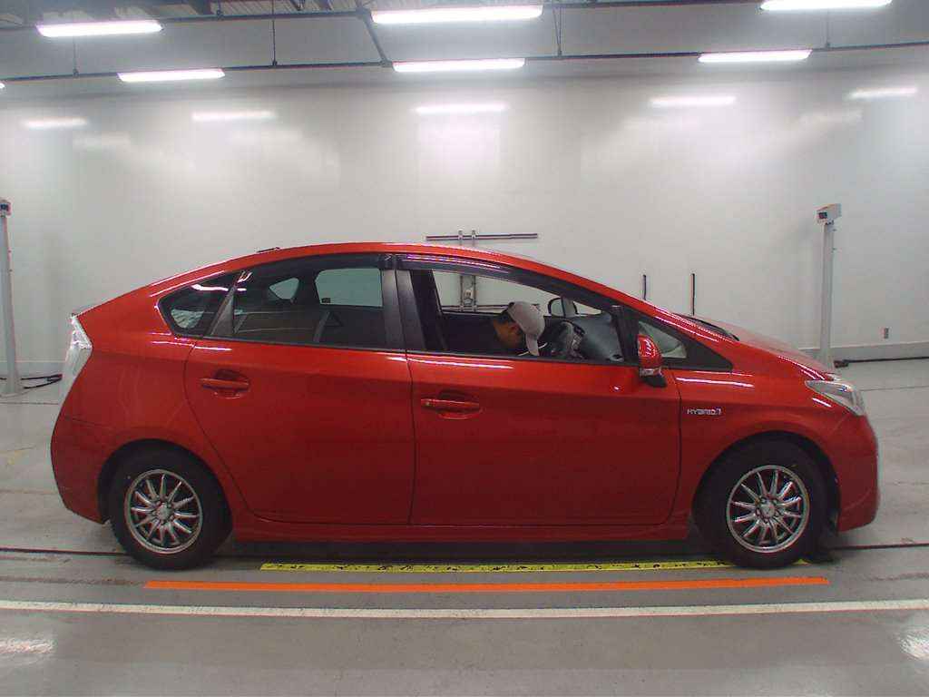 2013 Toyota Prius ZVW30[2]