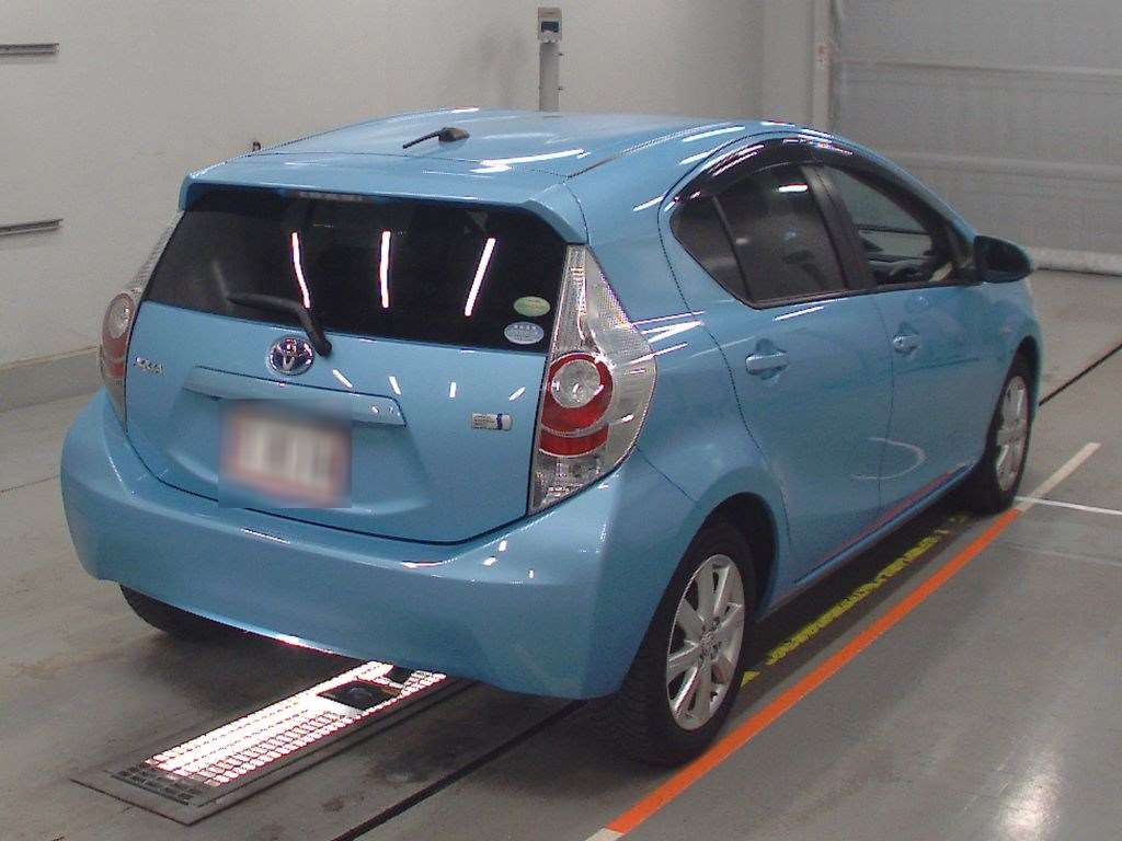 2013 Toyota Aqua NHP10[1]