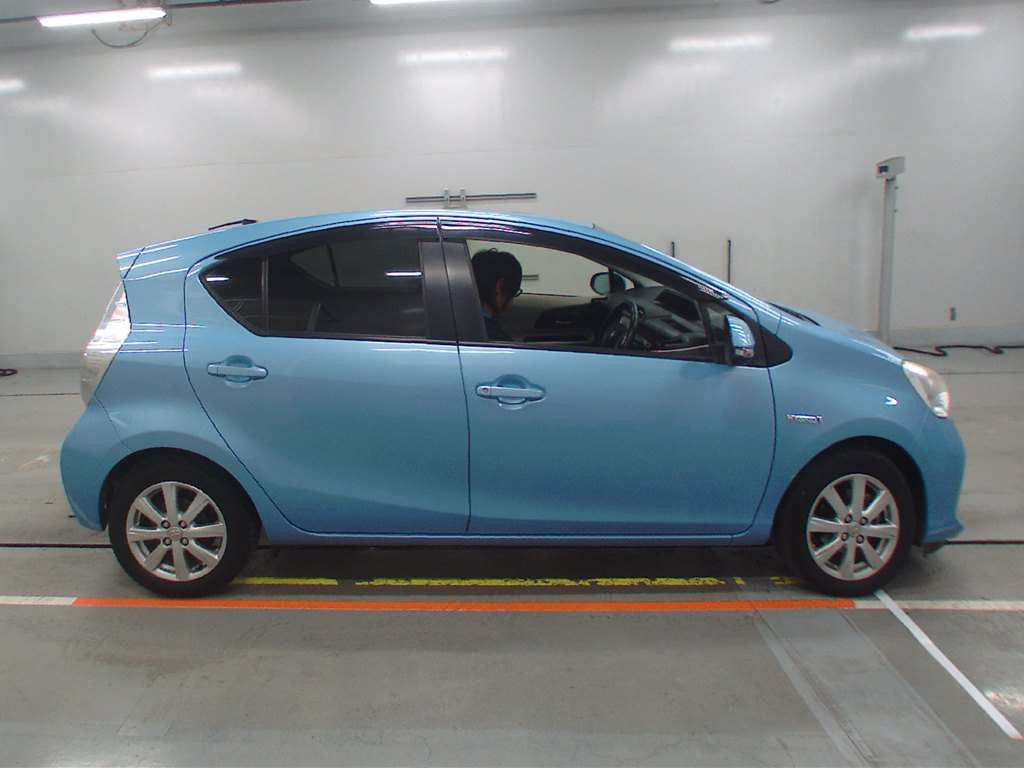 2013 Toyota Aqua NHP10[2]