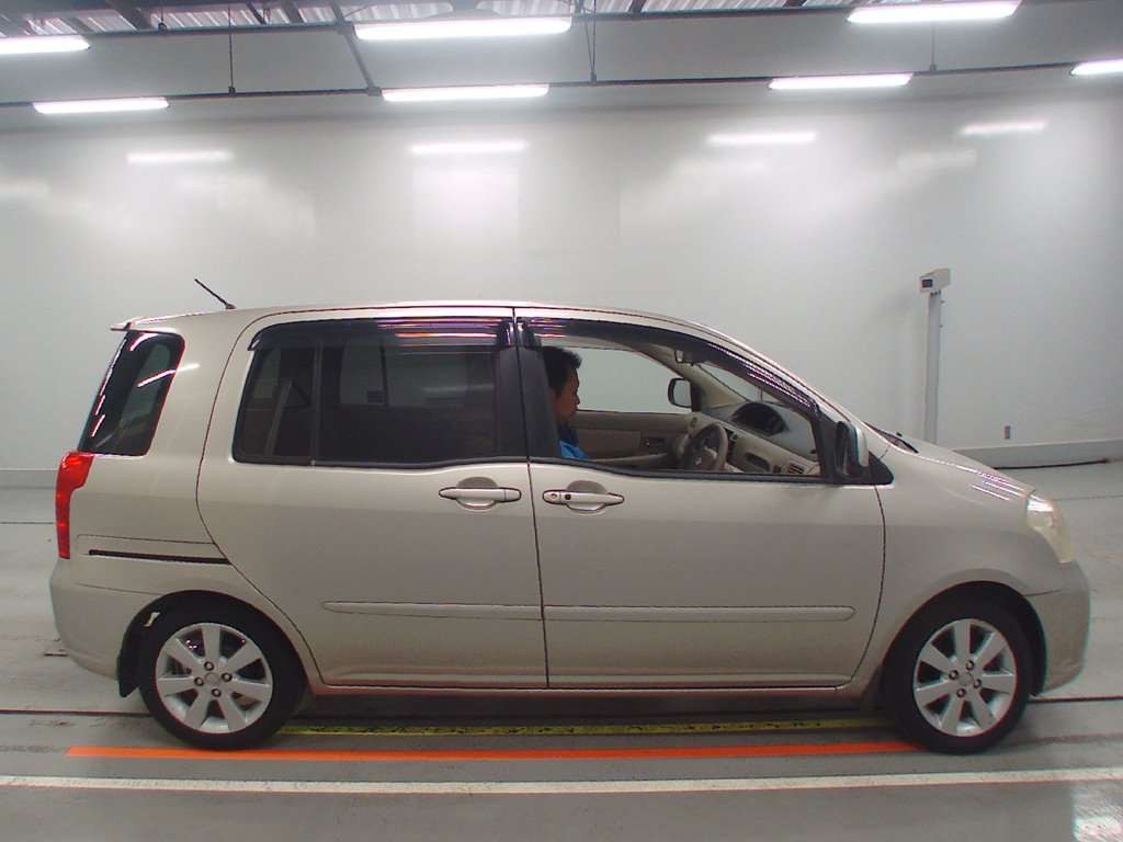 2003 Toyota Raum NCZ20[2]